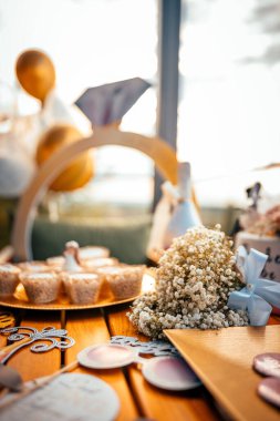 Nişan için içinde biraz kurabiye ve süslemeler olan bir buketin yakın çekimi.