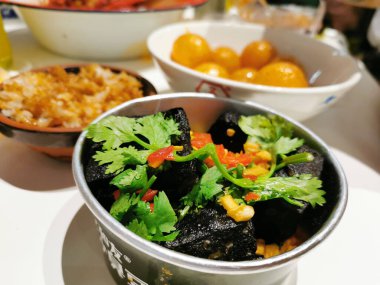 Yeşillikli salata ile yakın plan bir portre.