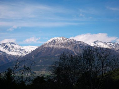 Fransız Alpleri 'nin karla kaplı dağlarının güzel fotoğrafı, Ecrin' in Parc des 'i.