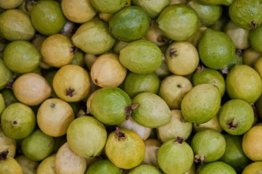 Sulu guavalar bir marketin içinde satılık bir rafa konmuş.