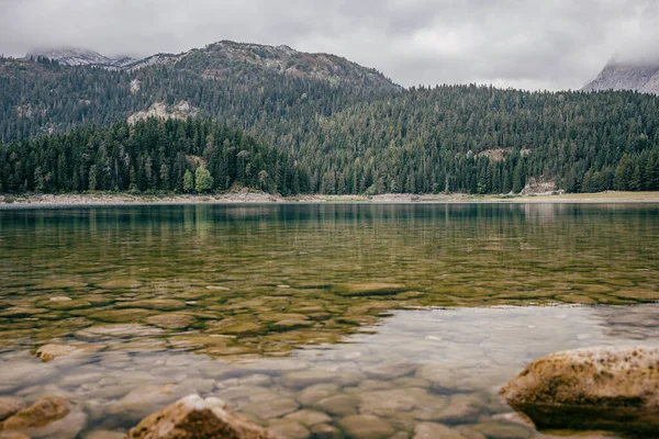 Bela Vista Lago Colinas Cobertas Por Vegetação Verde Caminhadas Montenegro — Fotografia de Stock