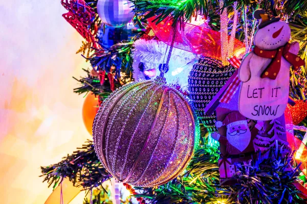 一张挂着装饰品的圣诞树的特写照片 — 图库照片