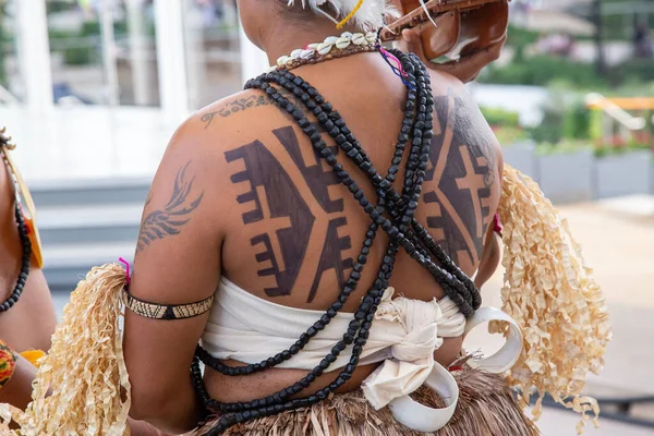 Papua Yeni Gine Adası Expo2020 'deki ilk ulus dansçıları geleneksel kıyafetleri ve parlak renkleri ile dans ediyorlar.