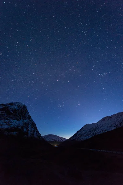 Una Hermosa Vista Las Tierras Altas Escocesas Contra Cielo Nocturno —  Fotos de Stock