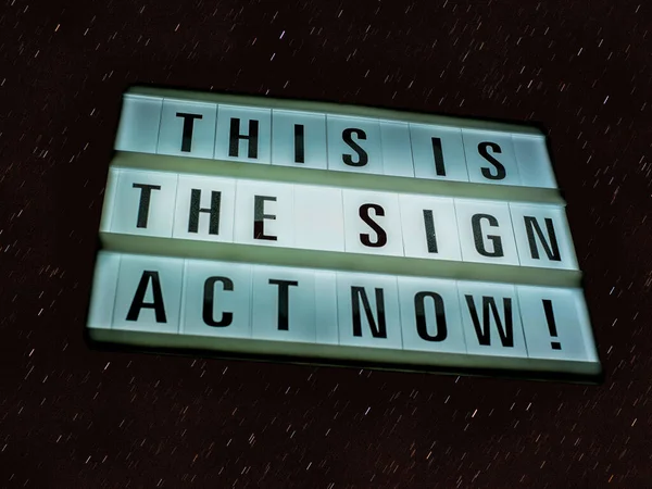 Sinal Iluminado Com Letras Individuais Dando Mensagem Para Agir Agora — Fotografia de Stock
