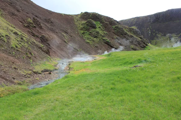 Открытое Приключение Красивом Впечатляющем Вулканическом Ландшафте Горячая Река Хверагерди Исландия — стоковое фото