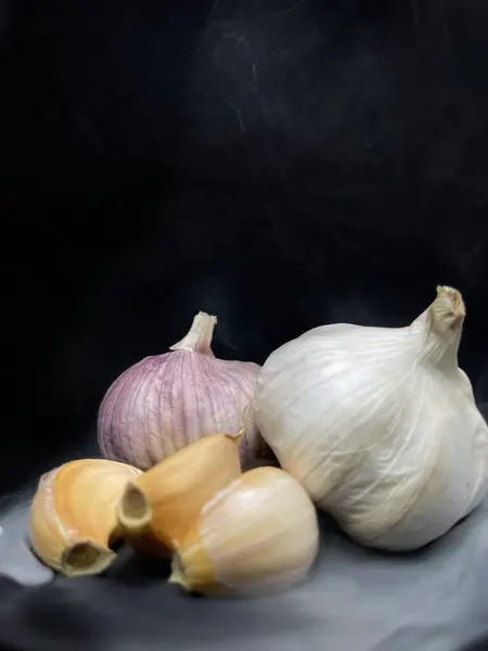Vertical Closeup Shot Garlic Bulbs Cloves Dark Background — Stock Photo, Image