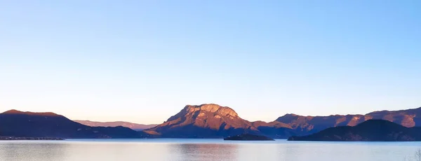 Een Betoverend Uitzicht Het Gemu Gebergte Lugu Meer Bij Zonsondergang — Stockfoto
