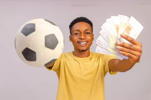 Futbol Kağıt Para Tutan Nijeryalı Genç Bir Adamın Yakın Çekimi — Stok fotoğraf