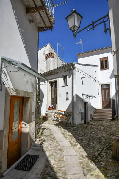 Tiro Vertical Uma Rua Estreita Com Belos Edifícios Antigos Bisaccia — Fotografia de Stock