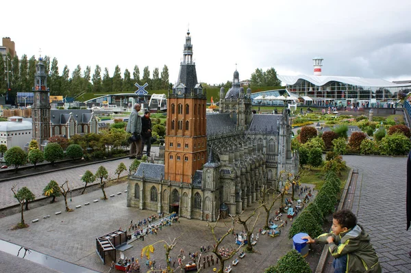 Grupa Osób Korzystających Słynnego Parku Miniatur Madurodam Den Haag Holandia — Zdjęcie stockowe
