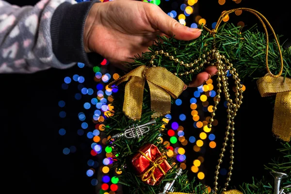 圣诞花环一种装饰有装饰品和金色蝴蝶结的圣诞花环的柔和焦点 衬托在吊灯的背景上 — 图库照片