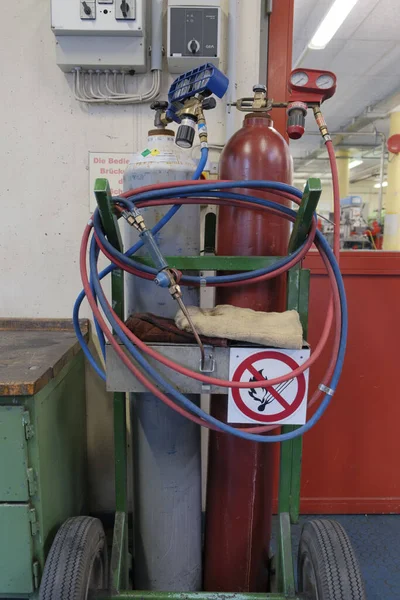 Colpo Verticale Due Bombole Gas Legate Con Fili — Foto Stock