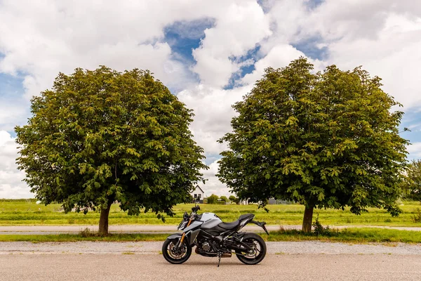 オランダ ロッテルダムの2本の木の前に駐輪するスズキGsx 1000オートバイ — ストック写真