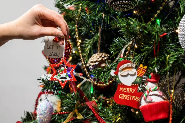 Close Shot Someone Hanging Decorations Christmas Tree — Stock fotografie