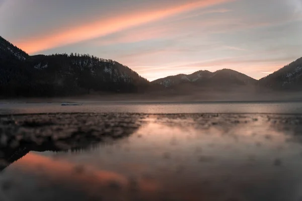 Jezero Nebo Řeka Odrážející Malebnou Oblohu Hory Západu Slunce — Stock fotografie