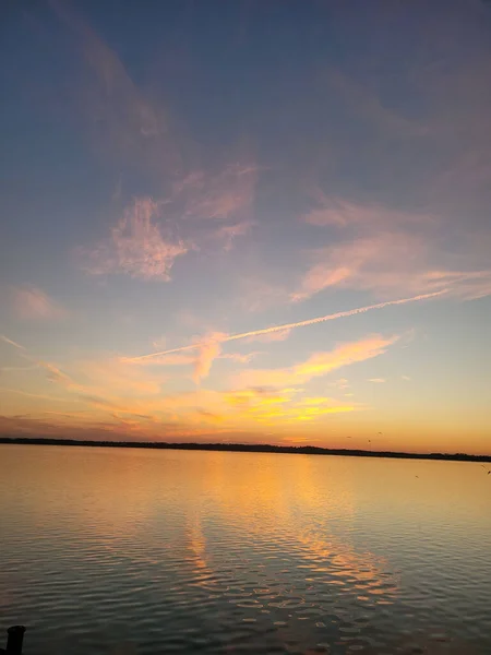Naturskön Orange Solnedgång Ovanför Floden Med Lugna Vågor North Carolina — Stockfoto