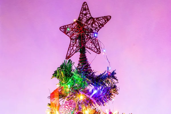 Ένα Κοντινό Πλάνο Του Χριστουγεννιάτικου Δέντρου Φώτα Και Διακοσμήσεις — Φωτογραφία Αρχείου