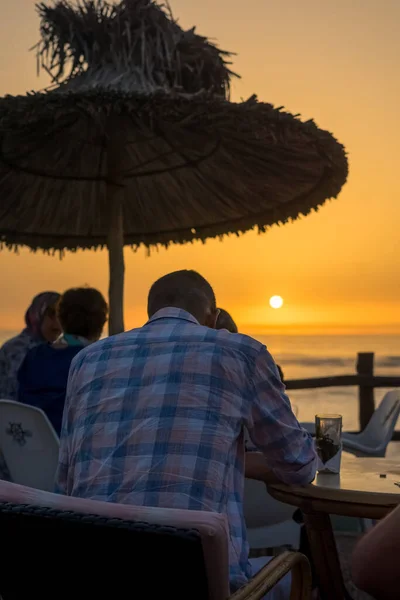 Few People Enjoy Evening Sunset View Ocean Outdoors — Stock Photo, Image