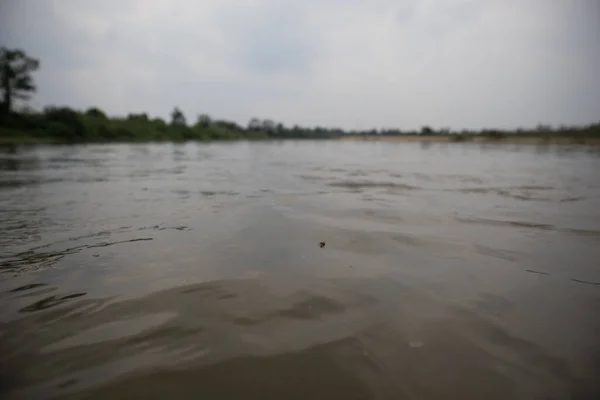 Kalme Water Van Een Rivier Met Het Groen Oever Van — Stockfoto