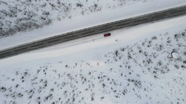 Veduta Aerea Veicolo Una Strada Asfaltata Che Taglia Campi Coperti — Foto Stock