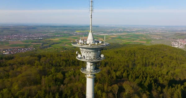 森の木々に囲まれたテレビ ラジオ塔の空中撮影 — ストック写真