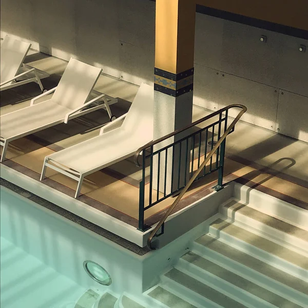 Vertical Shot Deckchairs Pool Hotel Paris France — Stock Photo, Image