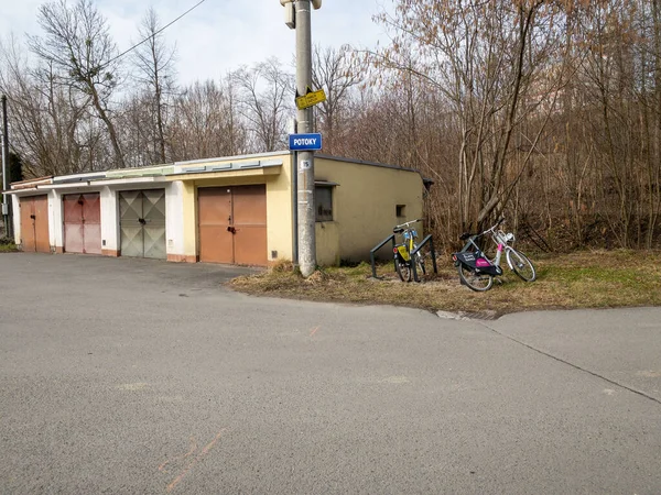 Parkerade Cyklar Bredvid Garage Dagtid — Stockfoto