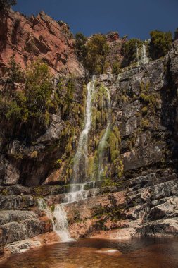 Kayalık bir dağda küçük bir şelale
