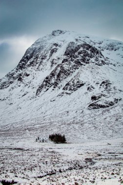 Stob Dearg Dağı 'nın önündeki Lagangarbh Kır Evi' nin dikey çekimi