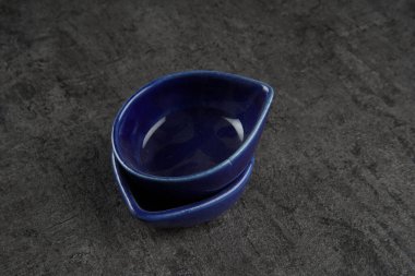 Gri arkaplanda seramik tabloların yakın çekimi