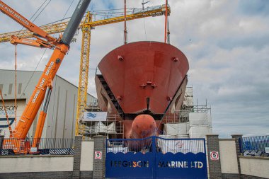 Ferguson gemisinin pruvası tersanede takılıyor.