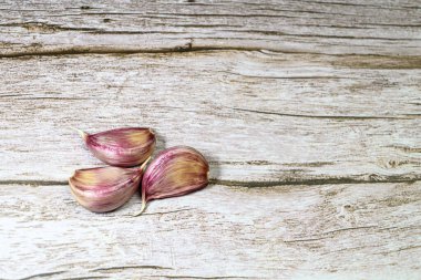 Kırsal bir masada taze sarımsak yakın plan çekimi.