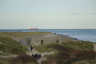 Cape Grenen 'deki manzara, Skagerrak' ın buluşma noktası, Kuzey Denizi (solda) ve Kattegat, Baltık Denizi (sağda), eski 2. Dünya Savaşı sığınağı (yazıtlar: 'Vacancieses')