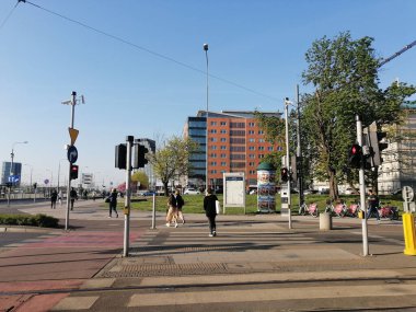 Caddeden geçen zebraların yakınındaki bir kırmızı ışıkta geçen insanların yakınlaşması