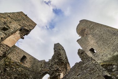 Monreal 'deki Lowenburg harabelerinin alçak açılı bir görüntüsü.