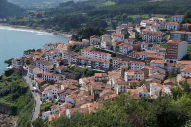 Yeşil yamaçtaki güzel kasaba manzarası. Lastres, Asturian, İspanya.
