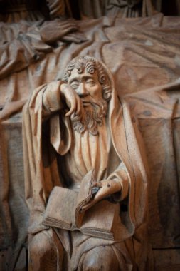 Hollanda, Amsterdam 'daki bir sanat müzesinde güzel heykellerin dikey çekimi.