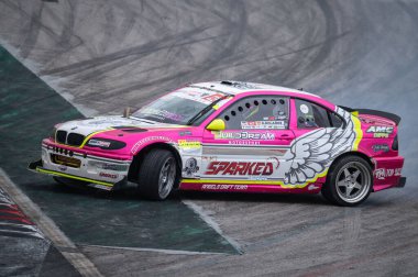 E46 yarış pistinde sürükleniyor