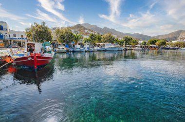 Serifos Adası, Yunanistan. 3 Nisan 2010: Yunanistan 'ın Serifos adasındaki güzel Livadi köyü, küçük balıkçı limanı