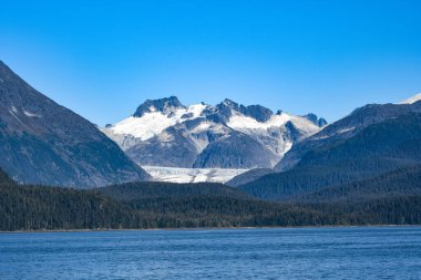 Dağların güzel manzarası gökyüzüne karşı.