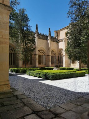 İspanya 'daki Segovia Katedrali' nin avlusunun dikey çekimi