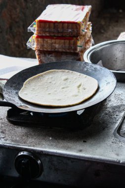 Tavada kızaran düz ekmeğin yakın çekimi.