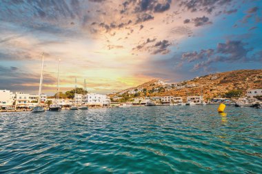Hayır, Yunanistan. 28 Aralık 2010: Yunanistan 'ın Ios adasındaki güzel bir köy olan Gialos veya Yialos, adanın ana limanı..