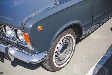 Gyor Szechenyi Üniversitesi 'nin klasik Lada eski araba farları ve tekerlek ayrıntıları.