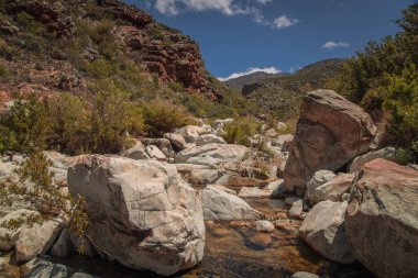 Kayalık bir dağda bir dere