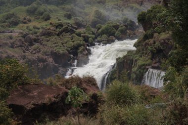 Bulutlu bir günde güzel bir şelale manzarası
