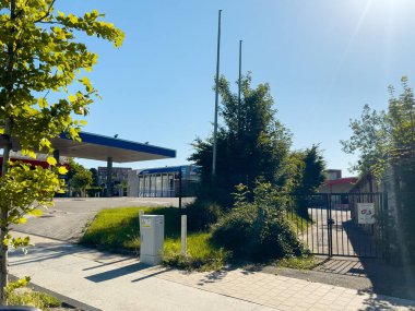 Bruxelles 'de boş bir benzin istasyonunun önünden geçen araba penceresi görüntüsü