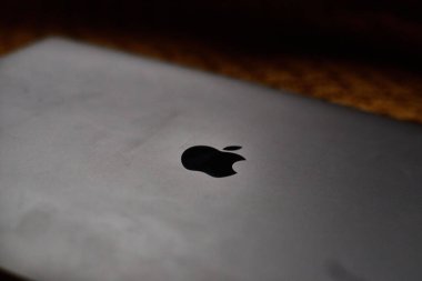 Gri Apple Macbook dizüstü bilgisayarının yakın plan görüntüsü.