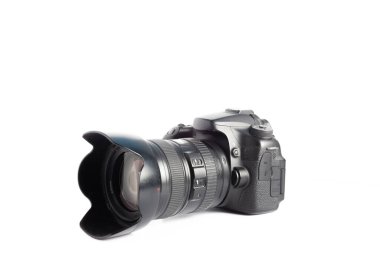 Beyaz bir yüzeydeki kameraya yakın çekim.